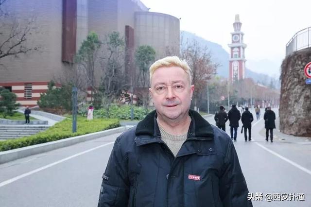 讲方言、喝热水、吃肥肠……这个老外，有点意思