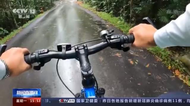 骑车巡林 中国工程师热带雨林建公园