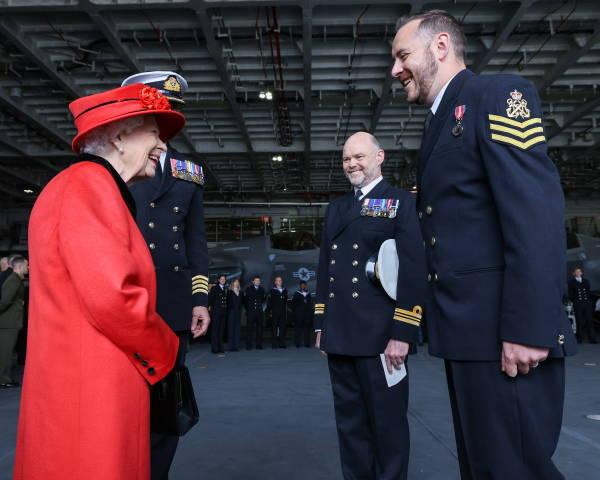 英国伊丽莎白女王号航母首行亚太之际，女王登舰视察