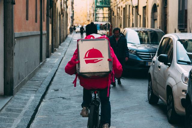 因疫情封城后，柬埔寨的外卖司机成为了前线人员