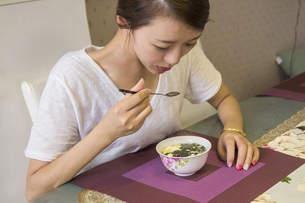 从120斤瘦到100斤，没有运动，也没有节食，她做了一件很简单的事