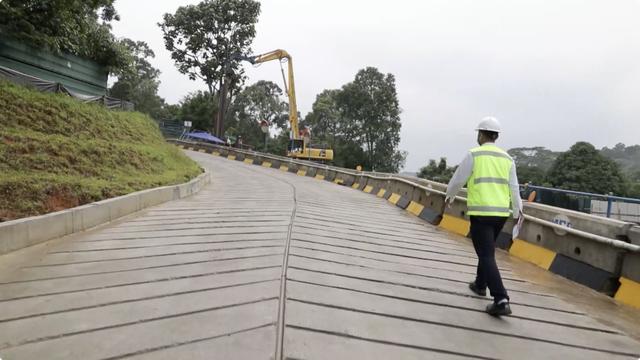 奋斗青春 逐梦海外丨骑车巡林 中国工程师热带雨林建公园