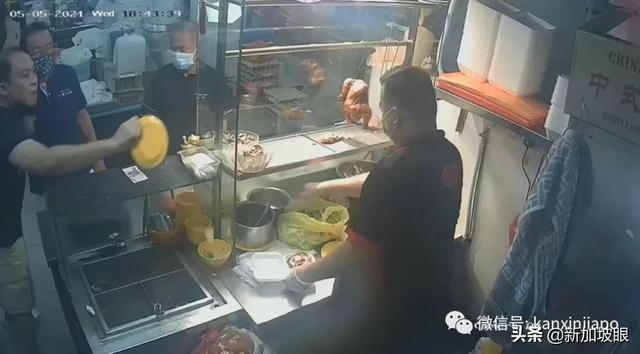 为了一盘鸡饭发飙，新加坡大叔对摊贩怒甩鸡肉