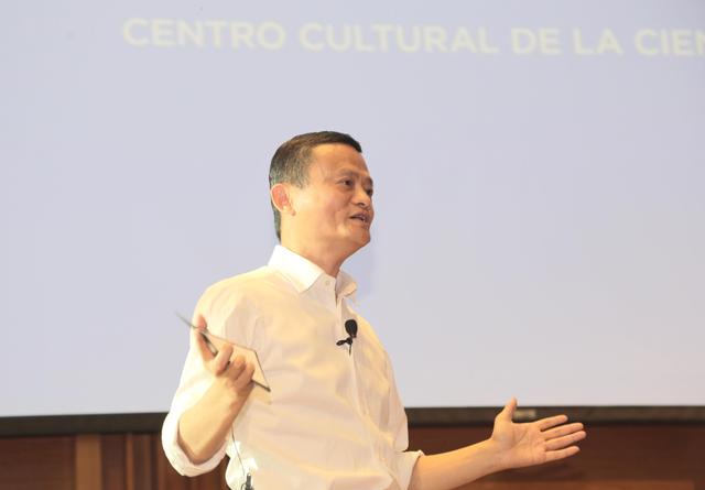 身价555亿，云南首富一家6口，5人是美国籍，留一人继续捞金？