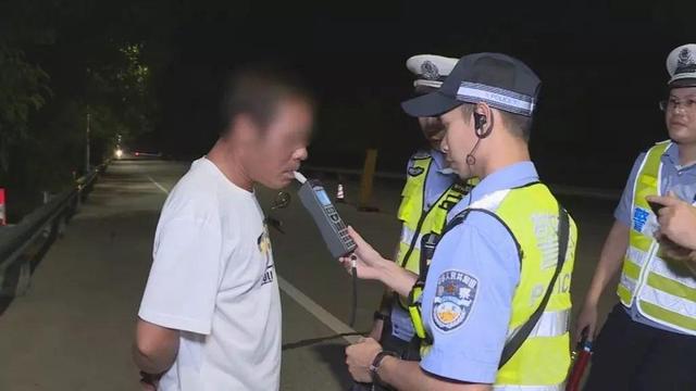 爸爸来接你了！儿子酒驾被查父亲酒驾来接，父子当场翻脸