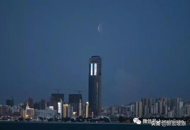 “超级血月”现身新加坡夜空，高清大图请查收