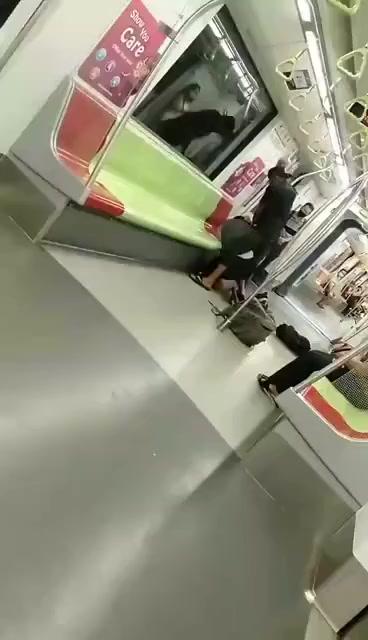 新加坡地铁出现暴力事件！黑衣男在众目睽睽之下暴打乘客
