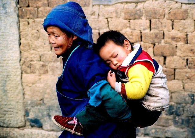 《云边有个小卖部》里面充满了亲情和爱情