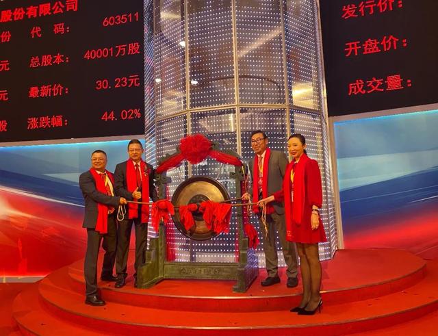 卖内衣年入33亿，又一国产内衣品牌IPO，59岁创始人敲钟