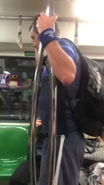 洋汉在新加坡地铁上不戴口罩，还劝其他乘客也不要戴