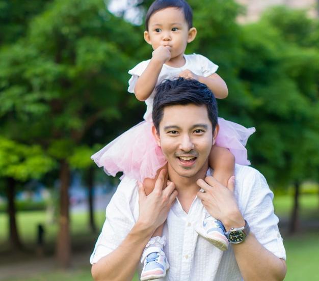 立威廉带女儿逛街，有爱父女俩亲子装抢镜，萌娃帅爸超养眼