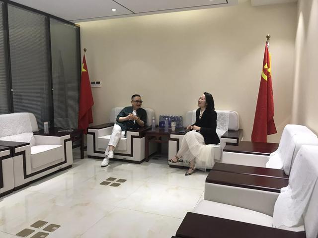 余新齐博士会见旅居新加坡的陕籍青年菁英席妮女士