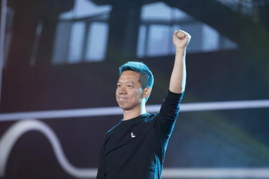 败掉40亿还负债15亿，日本妻子也跑了，他为还债摆地摊卖麻油鸡