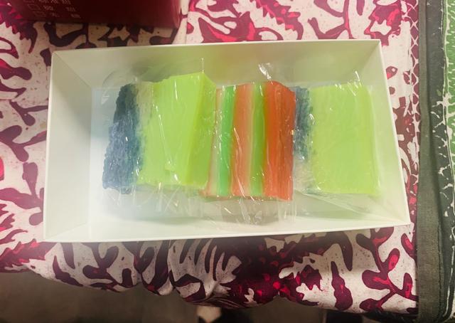 心心念念赶到这家新加坡糕点店，说实话有点小失望[大哭][大哭]