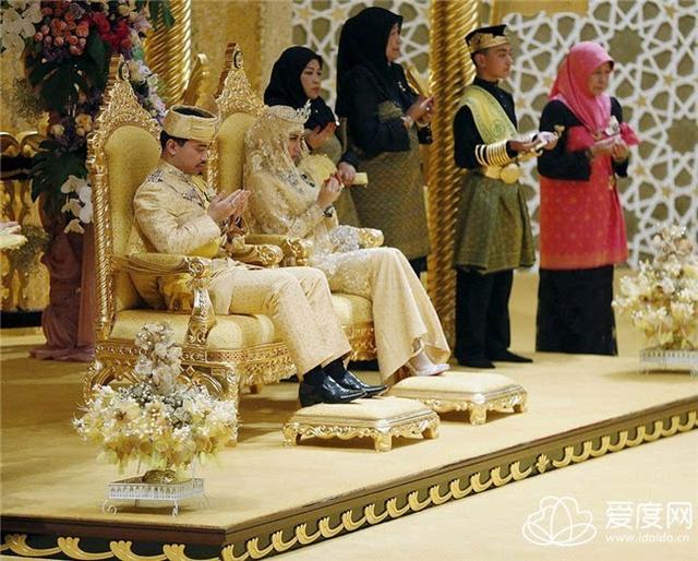 文莱王子结婚，新娘戴6枚翡翠王冠，手上是钻石花，脚上是黄金环