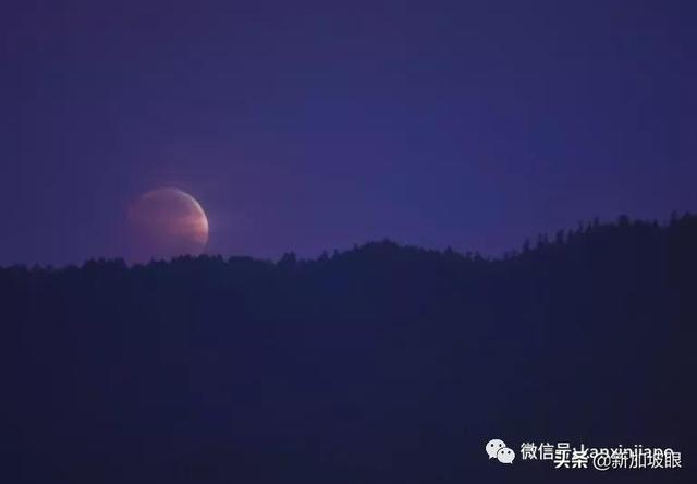 “超级血月”现身新加坡夜空，高清大图请查收