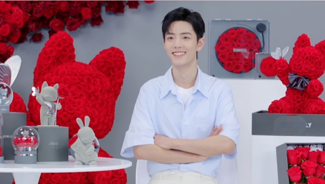 肖战出席直播活动，造型清爽似少年，秒登海外热搜人气不减