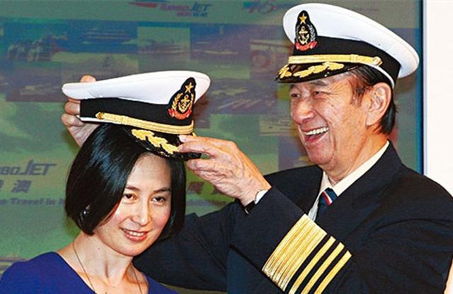 何超琼与干女儿过母亲节，眼神温柔尽显慈爱，对方称其为好妈妈