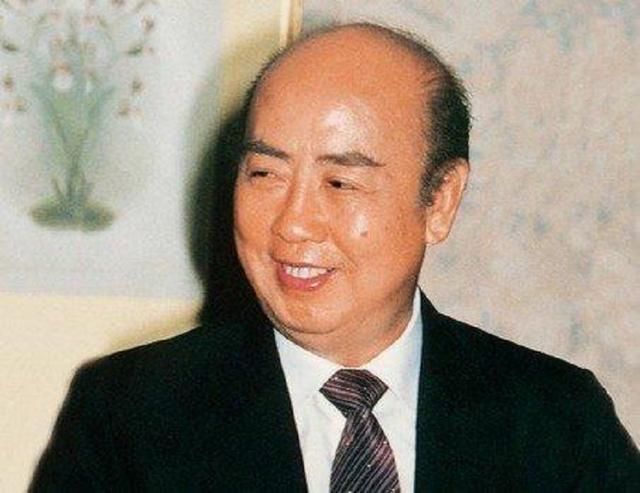 他被称为华商教父，第二个胡雪岩，晚年却逃亡新加坡，为何？