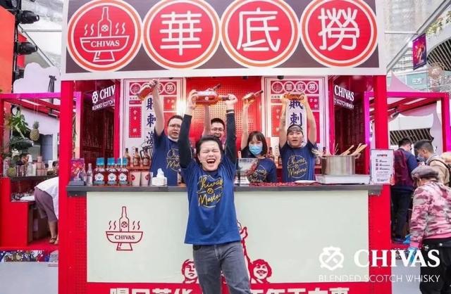这一夜的成都，比往常更新潮