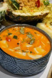 想吃马来式咖喱牛腩、龙虾片，于是搜了这家泰国菜