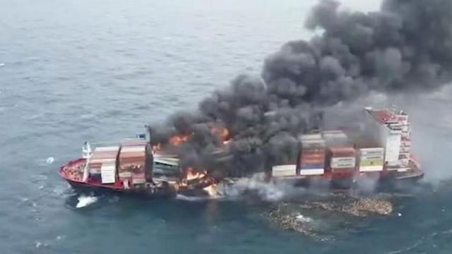 斯里兰卡科伦坡港附近一货船起火爆炸 船员安全撤离