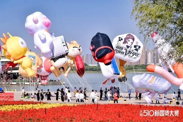 今天，机甲孙悟空、葫芦娃来江滩了，观众直呼：青春回来了