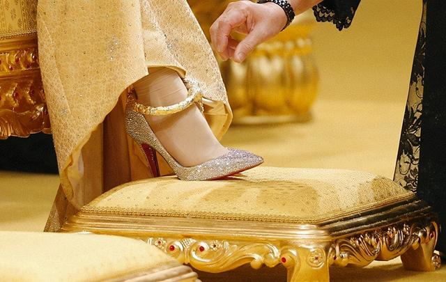 文莱王子结婚，新娘戴6枚翡翠王冠，手上是钻石花，脚上是黄金环