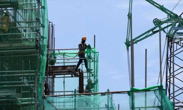 新加坡政府须设法让更多外籍员工入境，让停滞建筑项目恢复