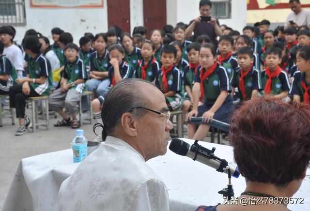 “万能脚”受到官庄小学数百学生热捧