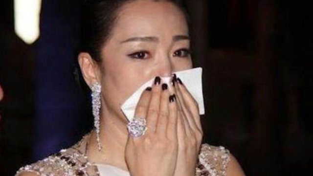 跟了张艺谋8年，分手后转身嫁新加坡富豪