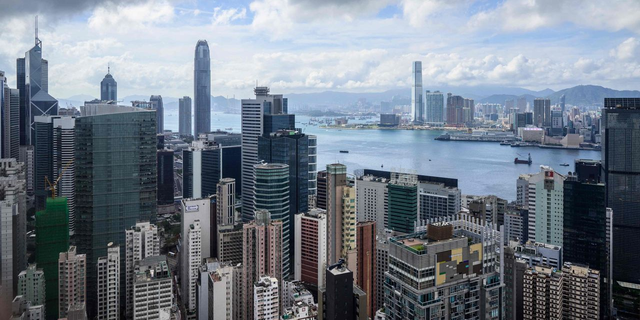 跨国企业纷纷撤离香港，转战上海新加坡