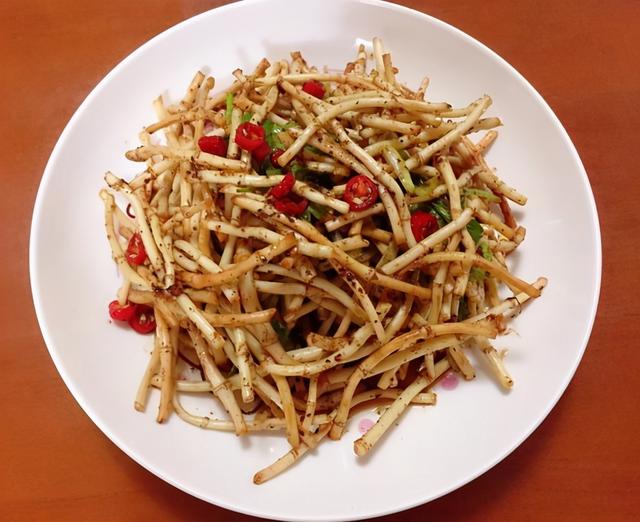 争论：鱼腥草（折耳根）含马兜铃，不仅伤肾还致癌？到底能吃吗？