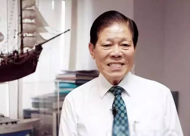 他的祖籍是广东潮汕，靠卖油漆发家，94岁时，成为新加坡首富