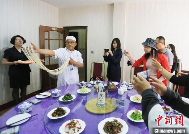 海外华媒“打卡”百年兰州牛肉面 冀情感溯源播金城文化