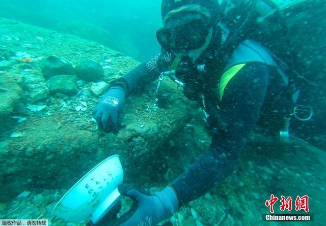 新加坡发现海底沉船 内有大量中国古瓷器