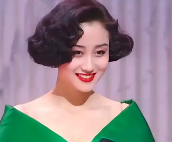 到底是怎样的一个女人，能让李连杰甘愿为她抛妻弃子