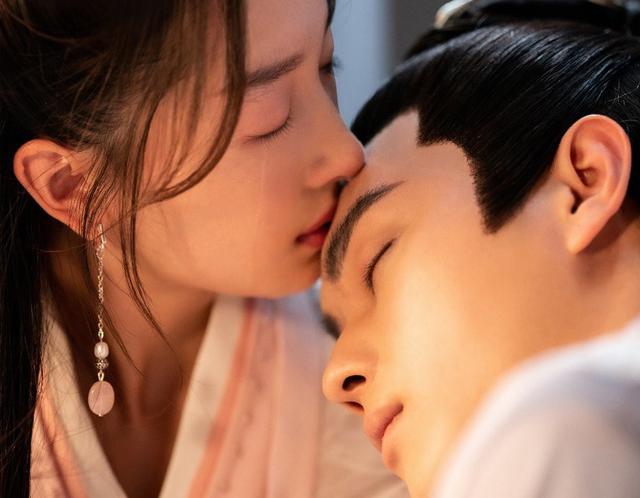 完全不在一个咖位，却能和周冬雨杨幂等人合作，是谁在背后捧他？