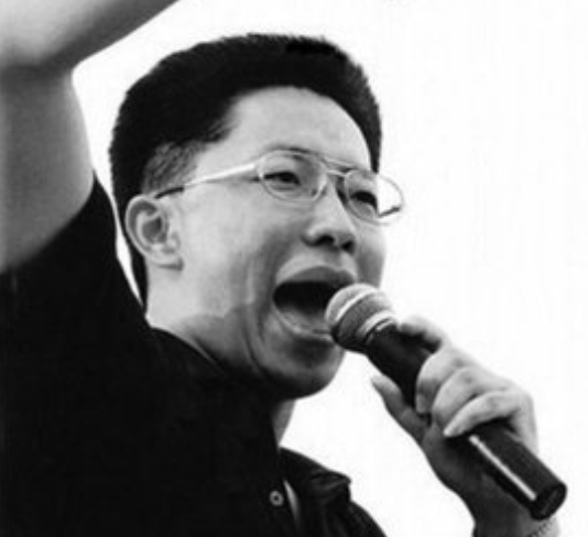 “英语教父”李阳：一个星期震撼日本，时薪能盖小学，走不出童年