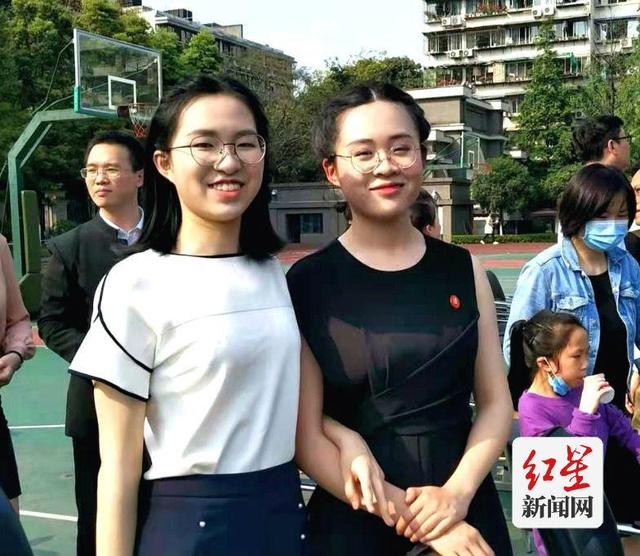 缘分！这两位同学同班同寝同是班长 高考分数都一样