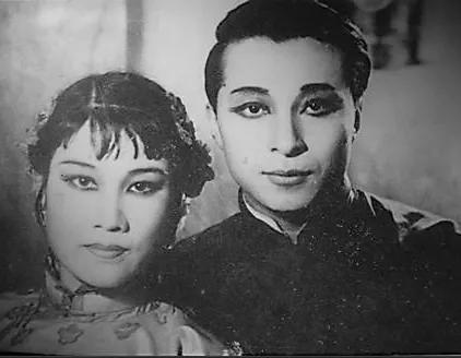 “话剧皇帝”金山风流成性，三个妻子都是美人，自己尝遍百味人生