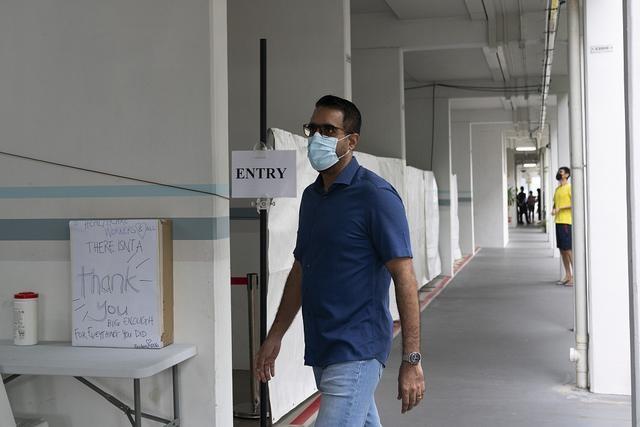 新加坡再放宽防疫措施：5人以下可聚会 月末或能堂食