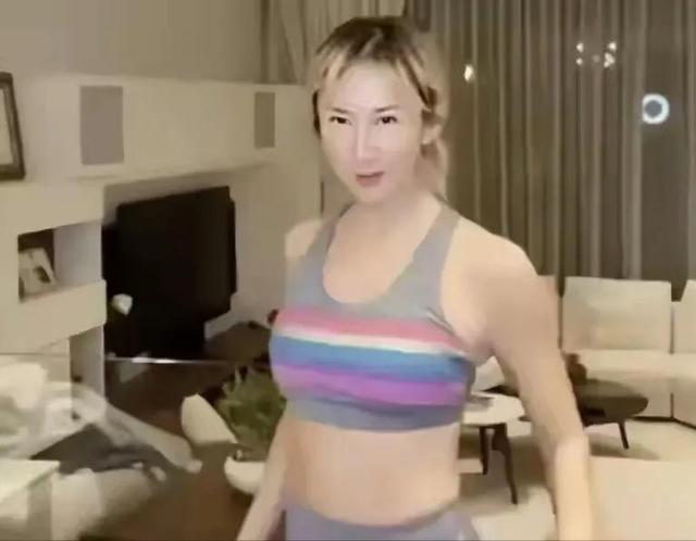 46岁天后李玟晒素颜照，无眼妆差异太大，瞬间老了20岁
