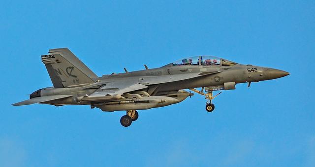 美国勾连新加坡，关岛联合驻训，美军出动电子战机，解放军要警惕