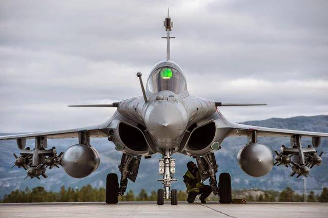 小号战斗轰炸机！挂载量9.5吨的阵风战斗机，印度已大手笔买入