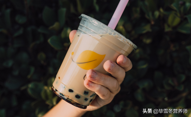 靠奶茶“续命”还是早日戒掉甜蜜茶“瘾”