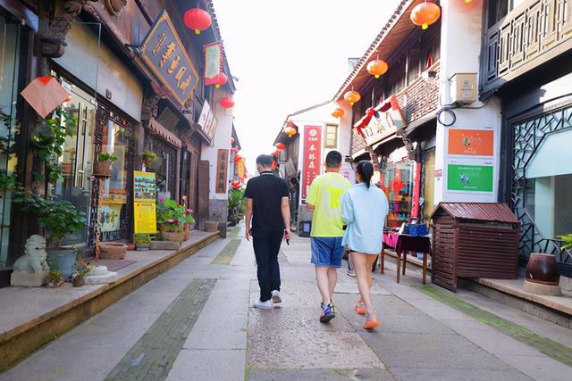 台州椒江海门老街，一条街上分中西两种建筑，书写的都是昔日䌓华