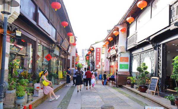 台州椒江海门老街，一条街上分中西两种建筑，书写的都是昔日䌓华