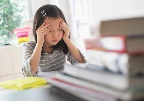 “孩子哭闹、老公扯后腿，我还要坚持陪孩子在新加坡留学吗？”