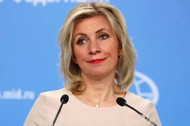 英国特工把机密文件丢车站被路人捡到。俄罗斯：不用我们黑客动手